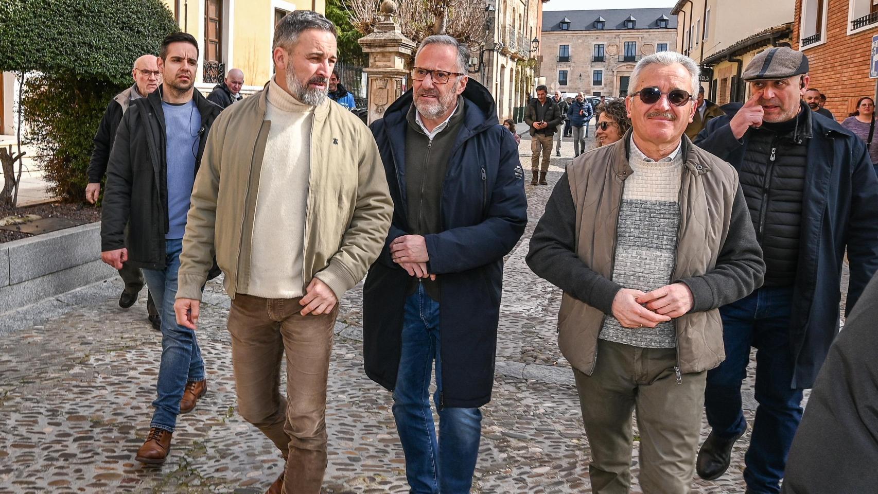 El presidente de Vox, Santiago Abascal, el candidato del partido a la Presidencia de la Junta de Castilla y León, Carlos Pollán, y el fundador del partido, José Antonio Ortega Lara, este viernes en el municipio burgalés de Lerma