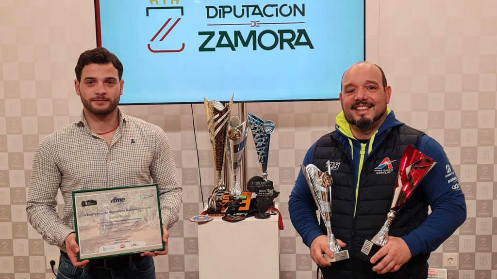 Carlos Blanco junto al diputado de Juventud y Deportes, Juan del Canto.