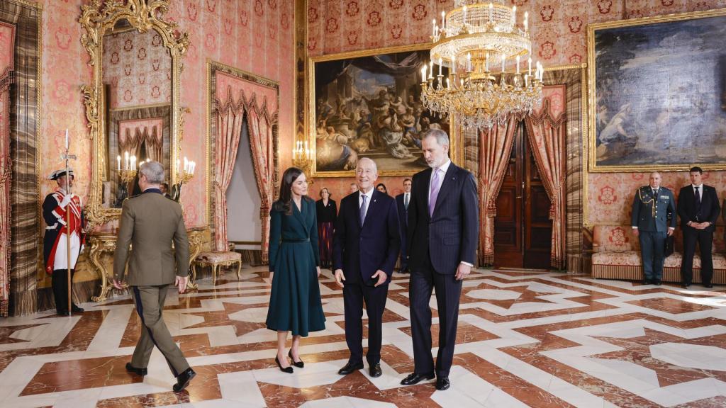 Felipe VI y la reina Letizia, fotografiados junto al mandatario luso.