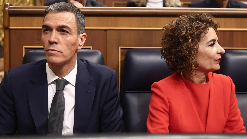 El presidente del Gobierno, Pedro Sánchez, y la vicepresidenta primera del Gobierno y ministra de Hacienda, María Jesús Montero, en una sesión de control al Gobierno, en el Congreso de los Diputados.