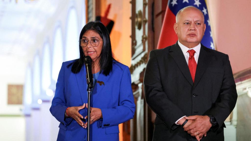 La presidenta encargada de Venezuela, Delcy Rodríguez, presenta la ley de amnistía junto al ministro Diosdado Cabello.