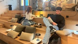 Jóvenes en las gradas de la cafetería Inzo de A Coruña
