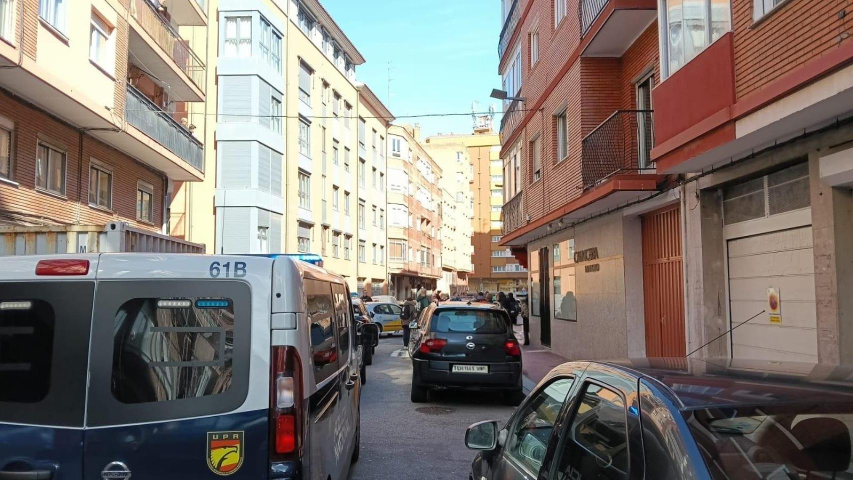 La Policía Nacional se persona en la calle Democracia, lugar de la agresión