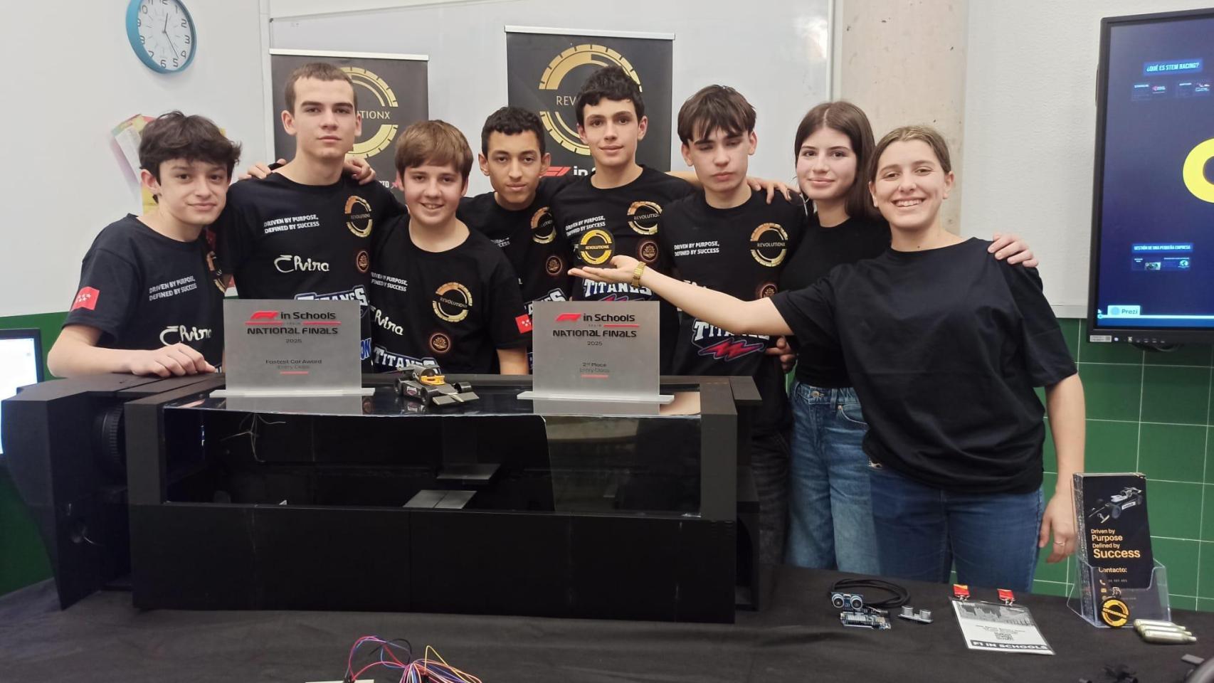 Los ocho componentes del equipo Revolution X junto a su coche de Fórmula 1
