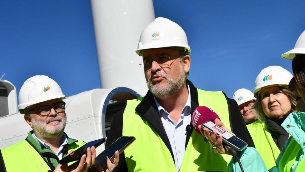 El vicepresidente primero del Gobierno de Castilla-La Mancha, José Luis Martínez Guijarro, y la consejera de Desarrollo Sostenible, Mercedes Gómez, han visitado las obras de repotenciación del parque eólico 'La Isabela' de Iberdrola.