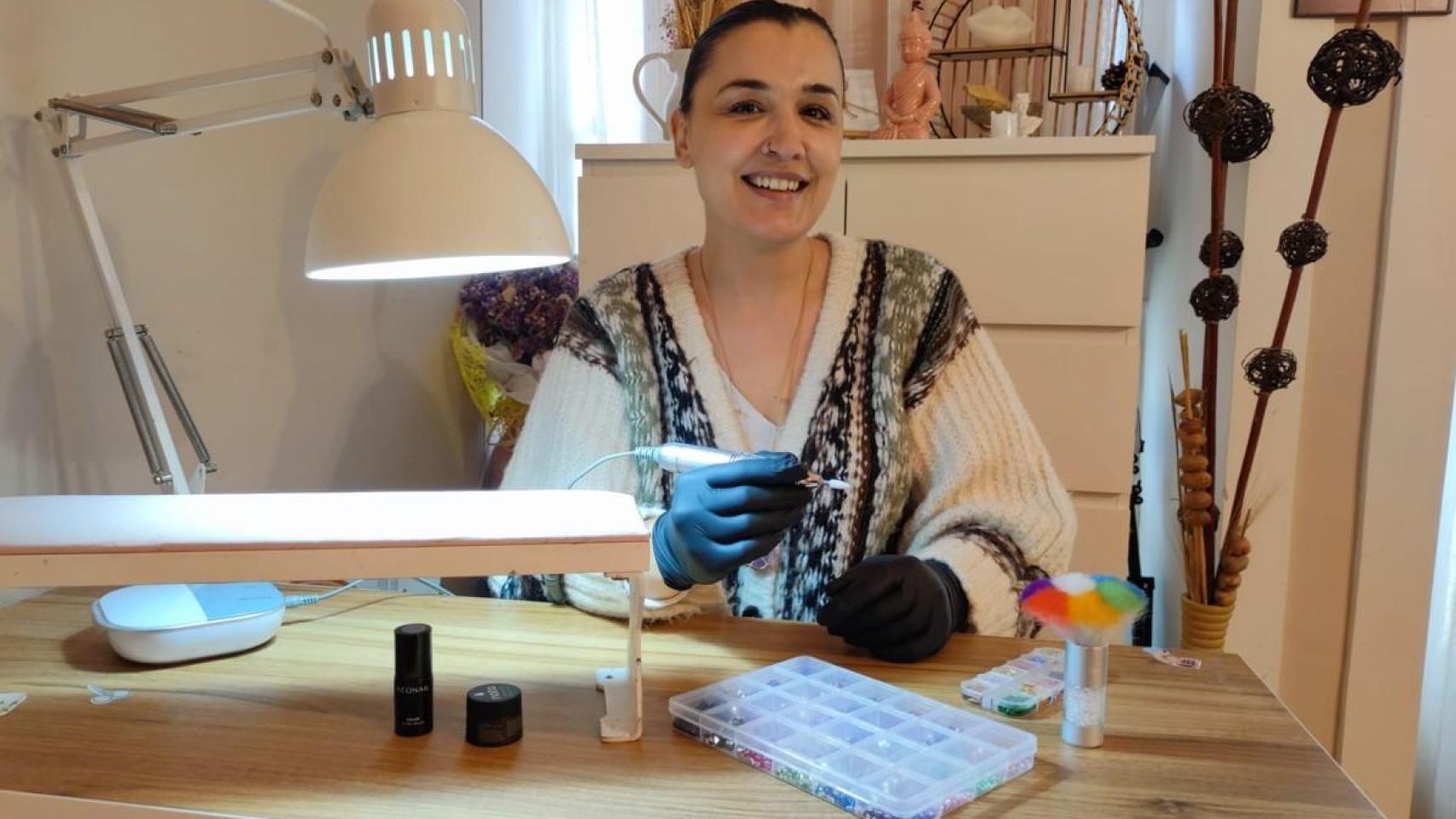 Tatiana Villanueva en su centro de uñas.