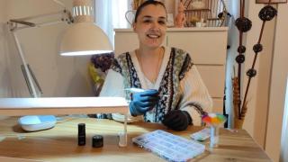 Tatiana Villanueva en su centro de uñas.