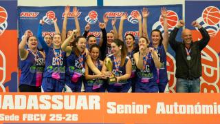 El equipo señor femenino de baloncesto de San Gabriel, tras su victoria.