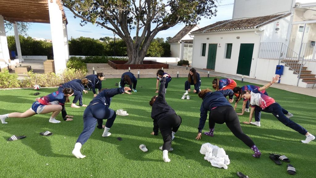 Las chicas estirándose antes de la competición.