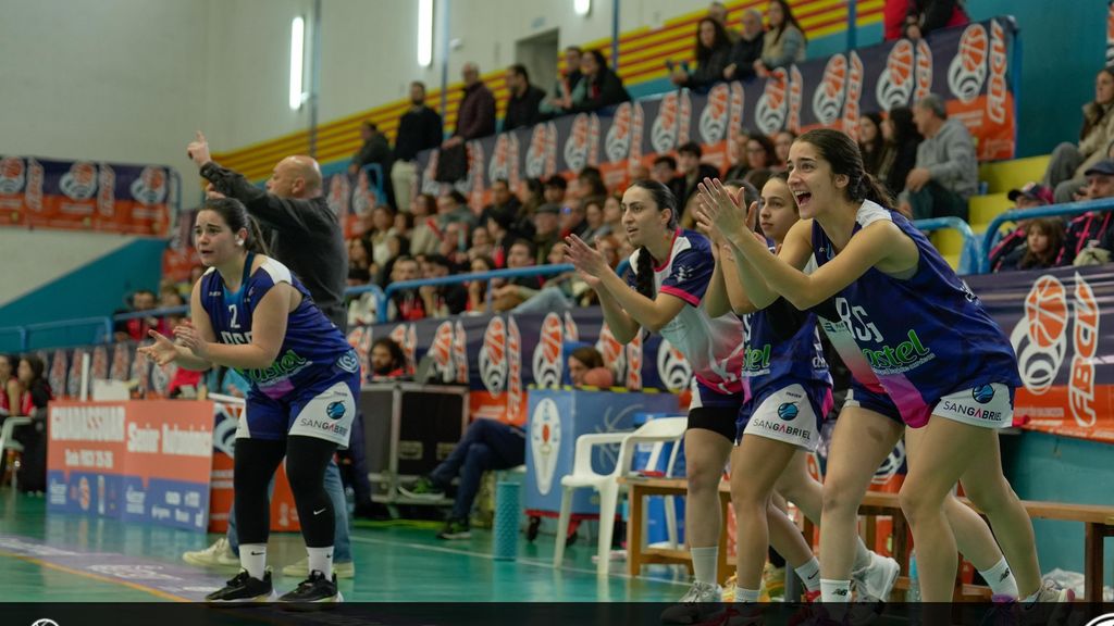 Las chicas durante la competición.