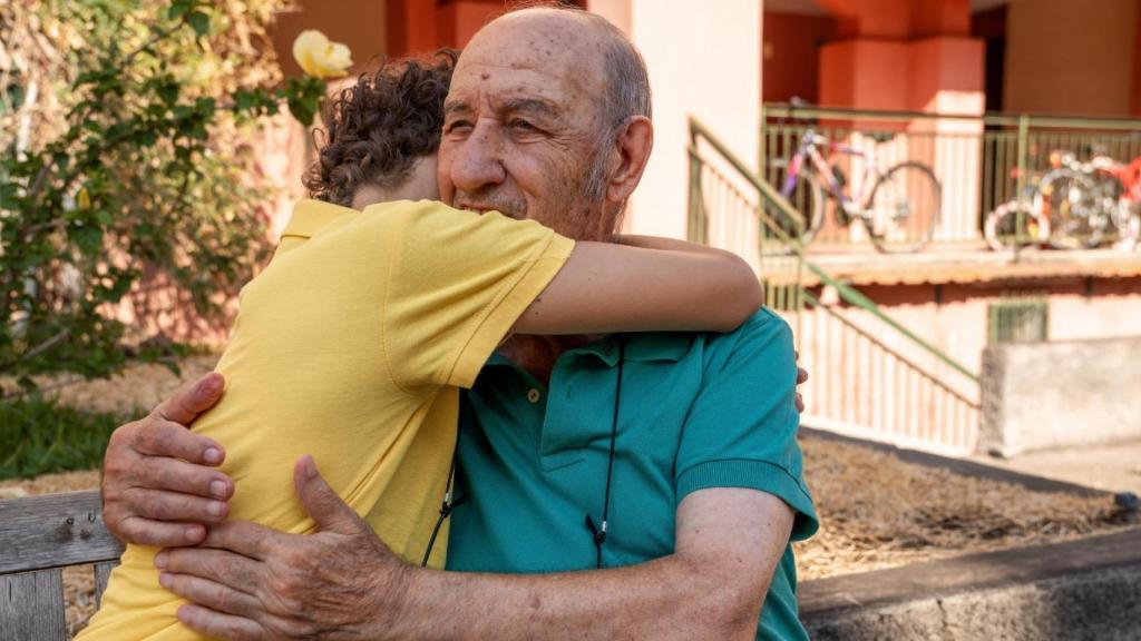 Un abrazo entre abuelo y nieto