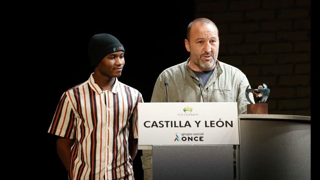Bertoni recibiendo un premio