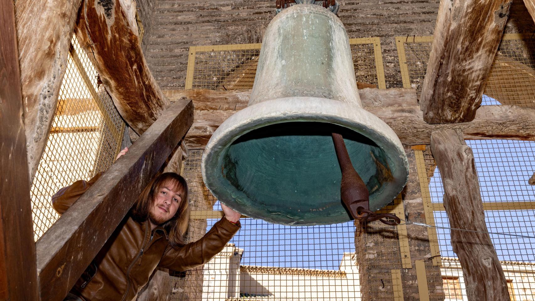 Iván junto a la campana del Convento de la Concepción Francisca de Toledo.