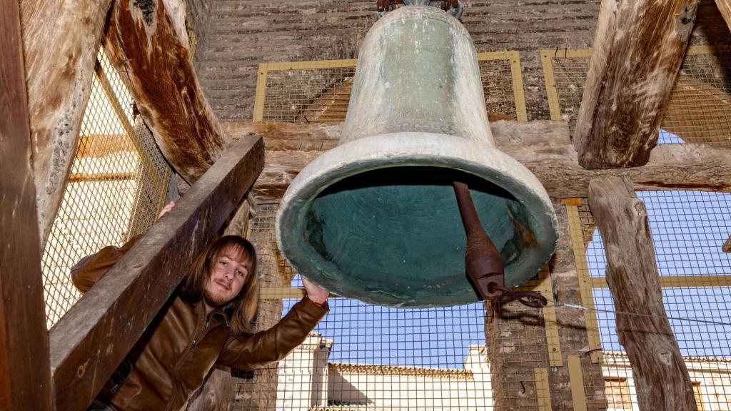 Iván junto a la campana del Convento de la Concepción Francisca de Toledo.