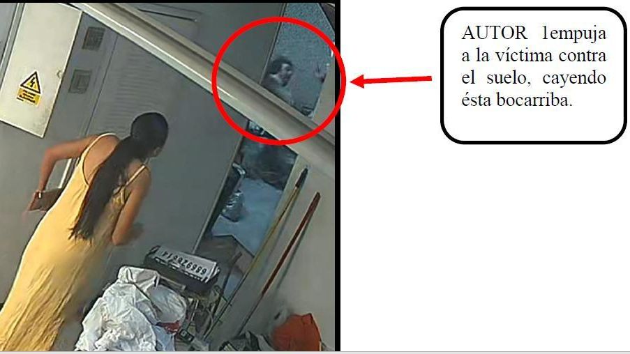 La Policía Nacional analizando la paliza que recibió la víctima mortal a manos de su hijo.