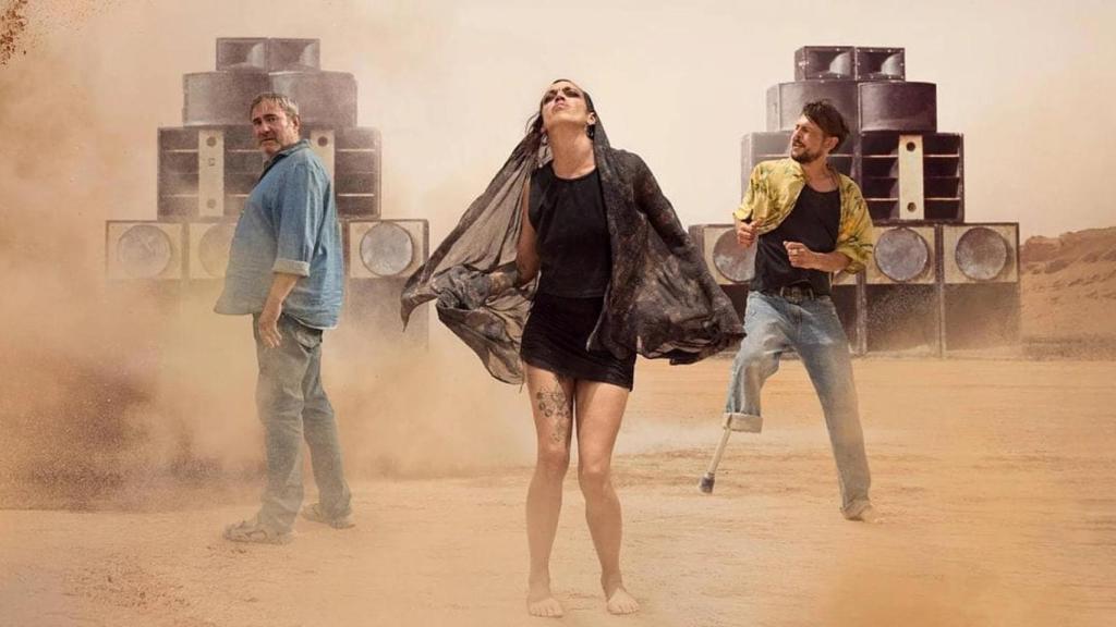 Imagen promocional de 'Sirat' que enfatiza la importancia de la música, con unos altavoces gigantes de fondo.