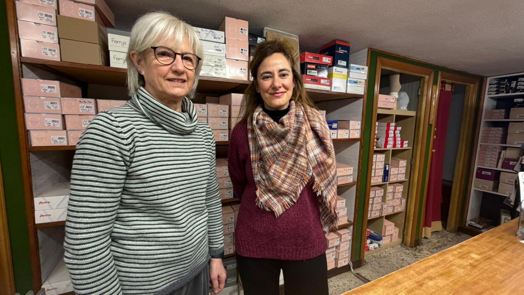 Rosario Sánchez Lobo, a la izquierda, junto a Silvia Rodríguez Prieto, en el mostrador de Casa Sánchez.