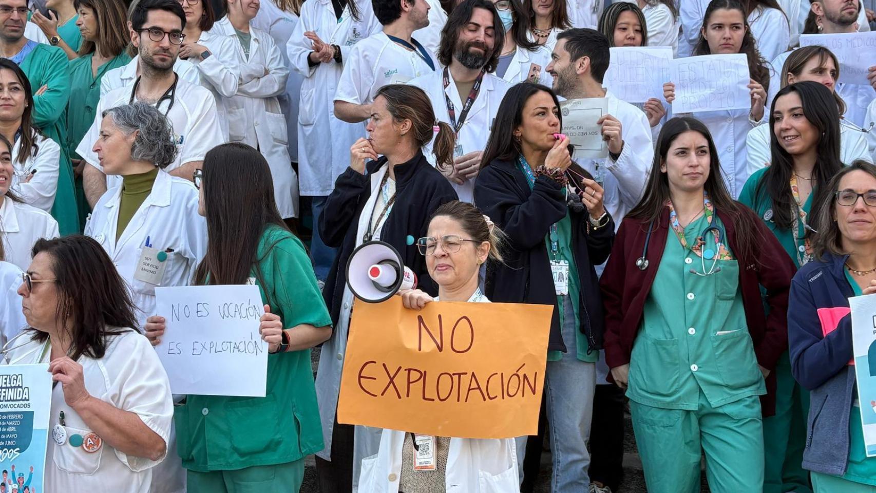 Concentración de médicos en Aragón durante la semana de huelga