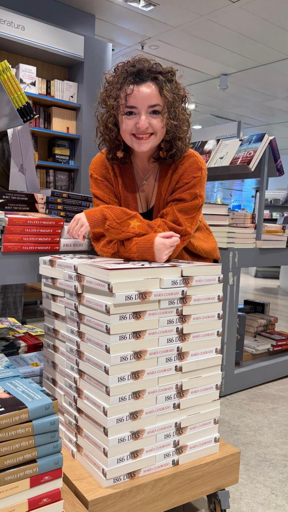 María Cuadrado, con una torre de libros.