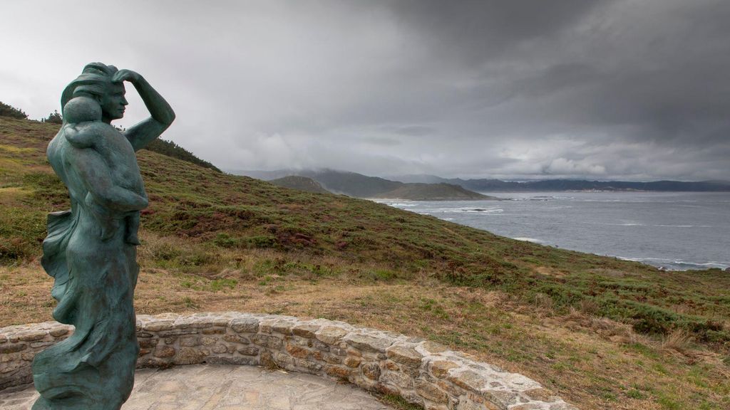 Escultura de A Espera, justo antes del faro de Laxe