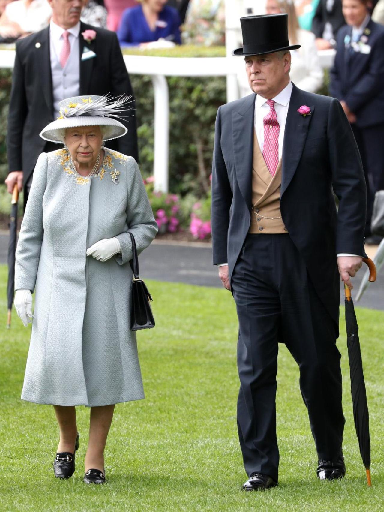 La reina Isabel II, con el ex príncipe Andrés, en las carreras de Ascot en 2019.