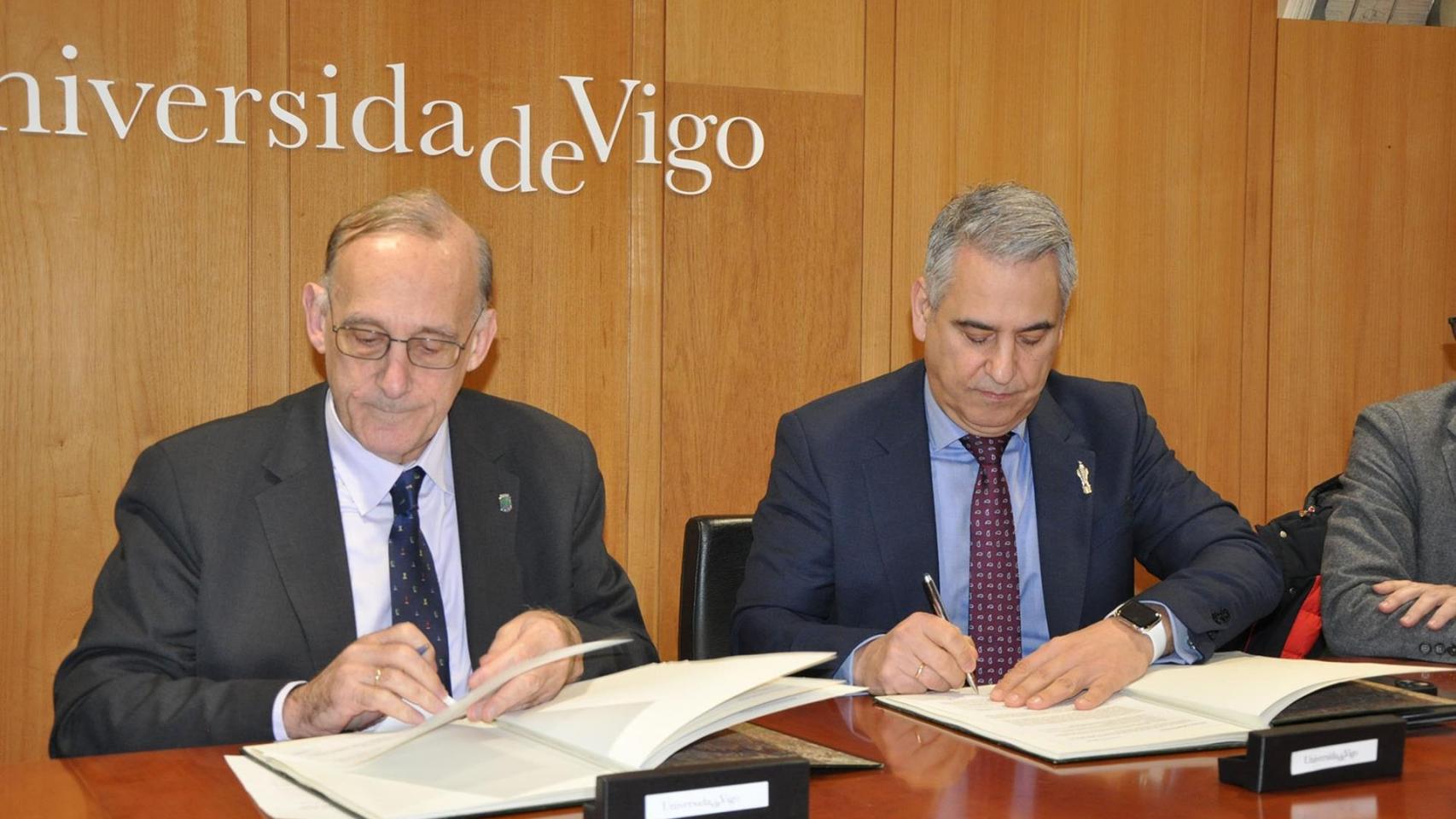 El rector de la UVigo, Manuel Reigosa, y el vicepresidente de Ingeniería de BorgWarner, Carlos Castaño.