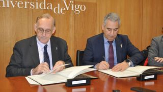 El rector de la UVigo, Manuel Reigosa, y el vicepresidente de Ingeniería de BorgWarner, Carlos Castaño.