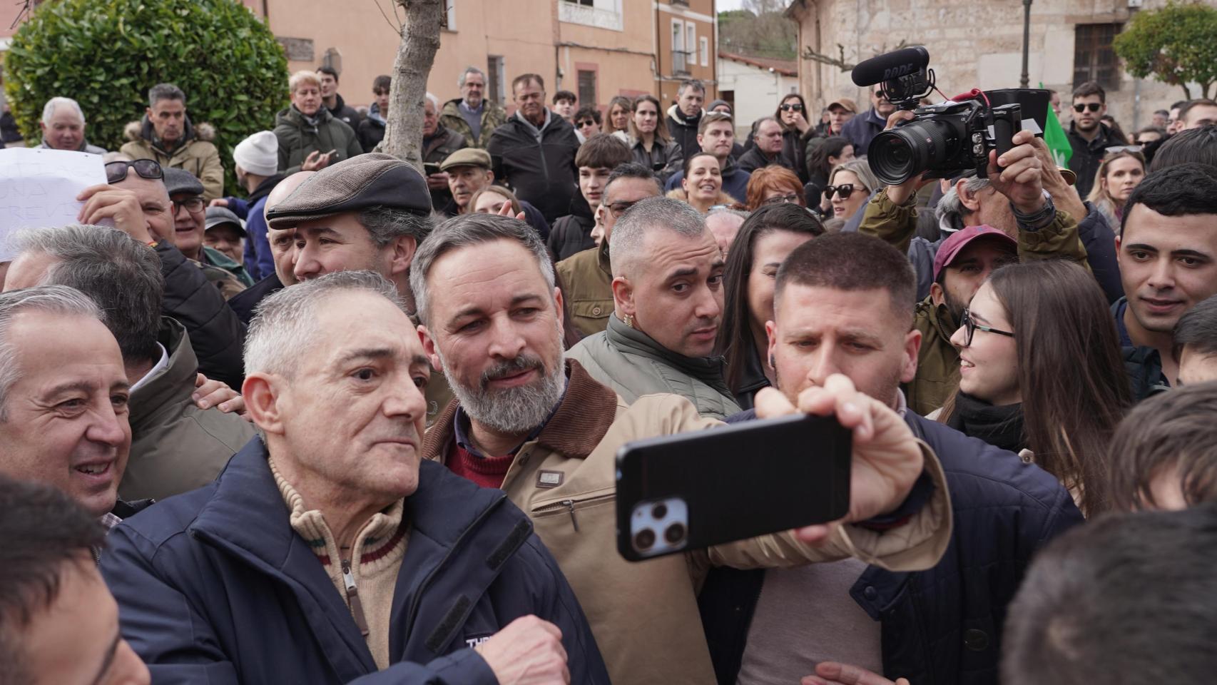 El presidente de Vox, Santiago Abascal, se hace una fotografía con unos seguidores en el municipio vallisoletano de Peñafiel, este jueves