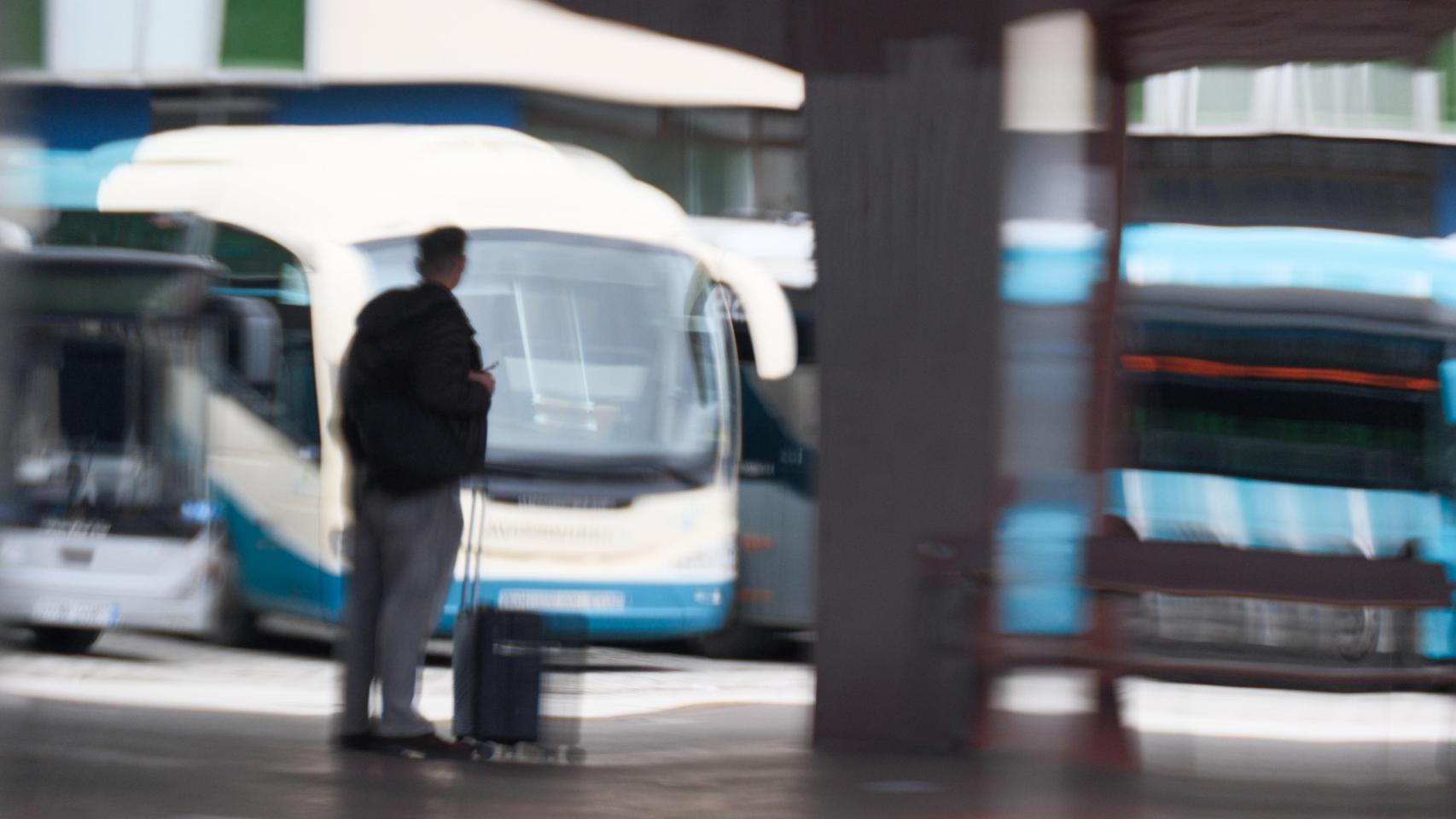 Un viajero en una jornada de huelga en la estación de A Coruña.