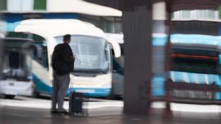 Un viajero en una jornada de huelga en la estación de A Coruña.