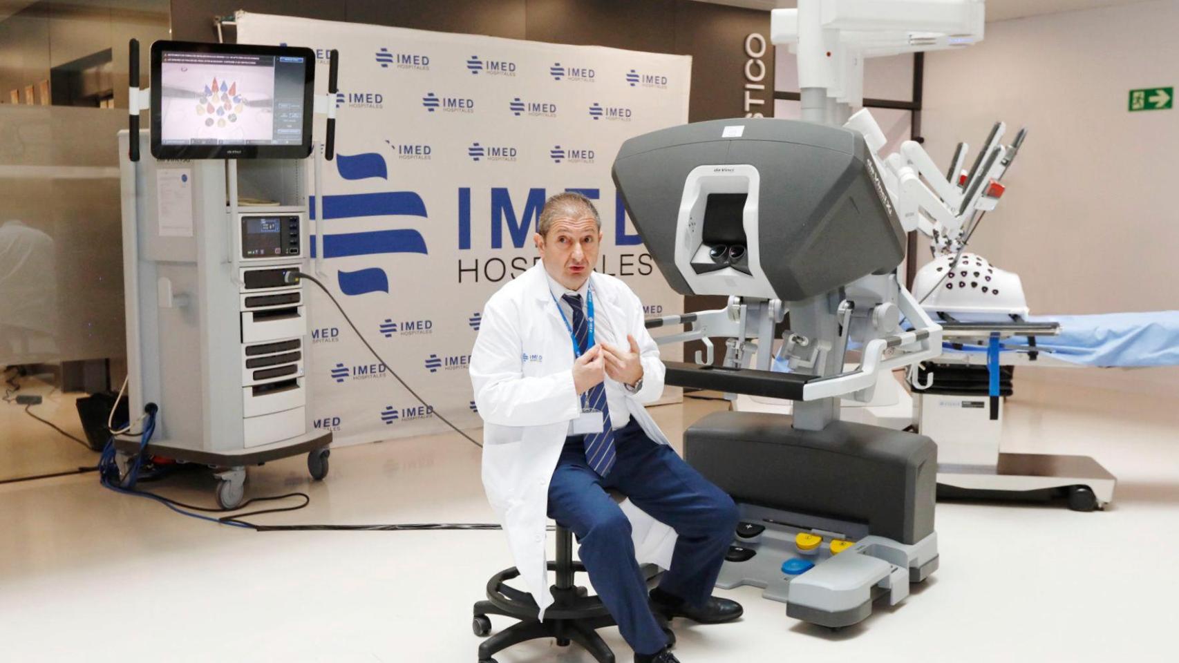 El doctor Ramón Lirón, Jefe de Cirugía General y del Aparato Digestivo del Hospital IMED Virgen de la Fuensanta, este viernes, con el sistema quirúrgico Da Vinci.