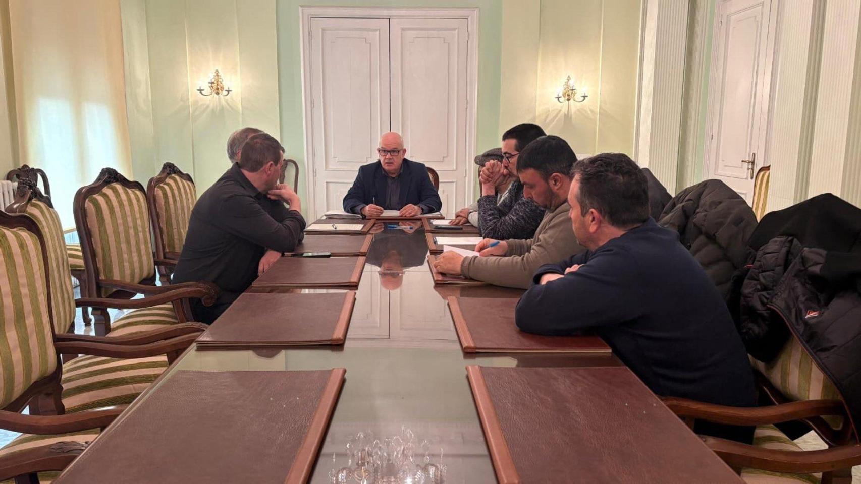 Agricultores y ganaderos se reúnen con el sudelegado del Gobierno en Ourense, Eladio Santos, para abordar sus principales demandas.