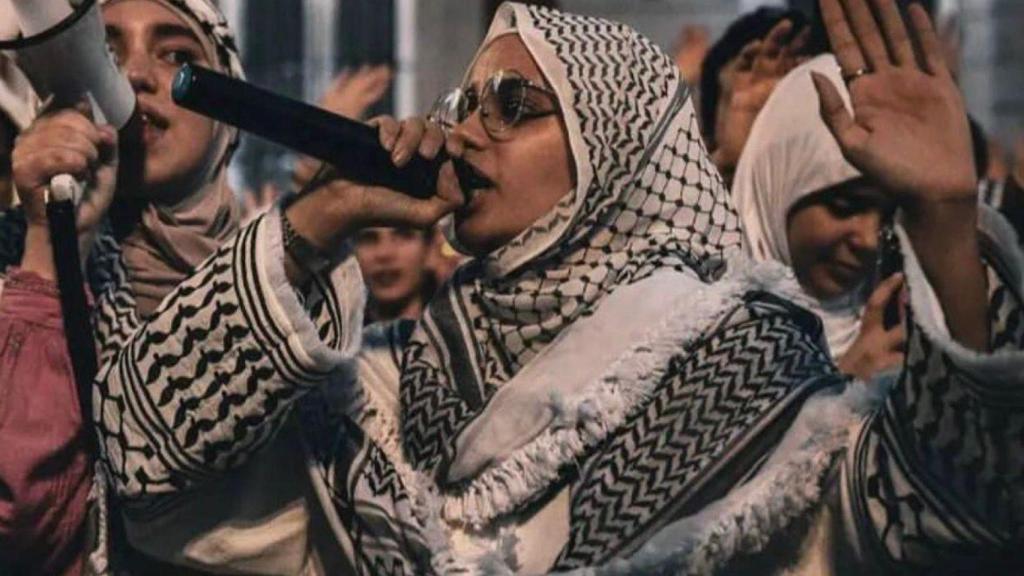 Sajida Alzaiti liderando una manifestación por Palestina