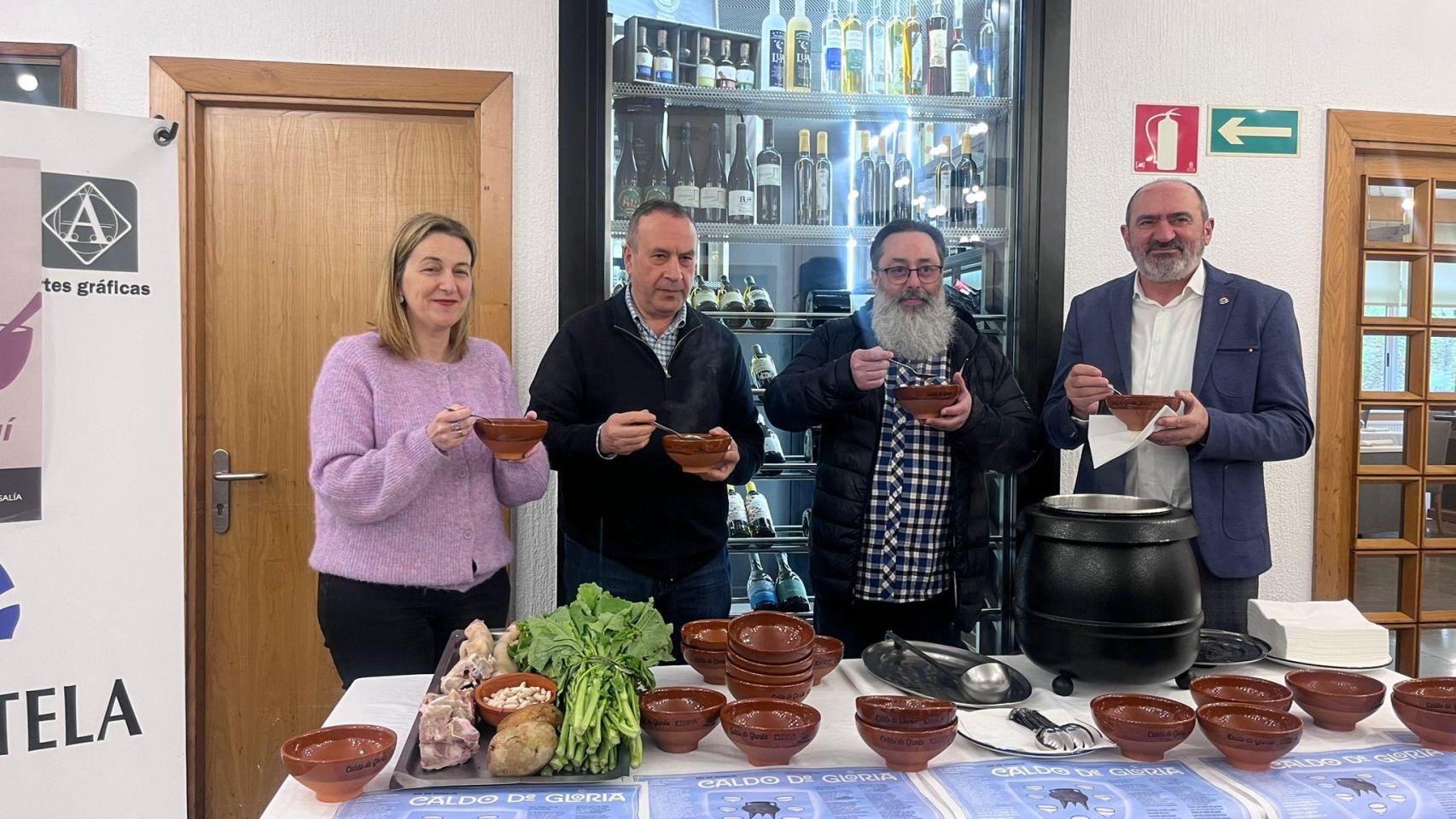 Hostelería y comedores escolares de Santiago celebran el Día de Rosalía con el 'Caldo de Gloria'