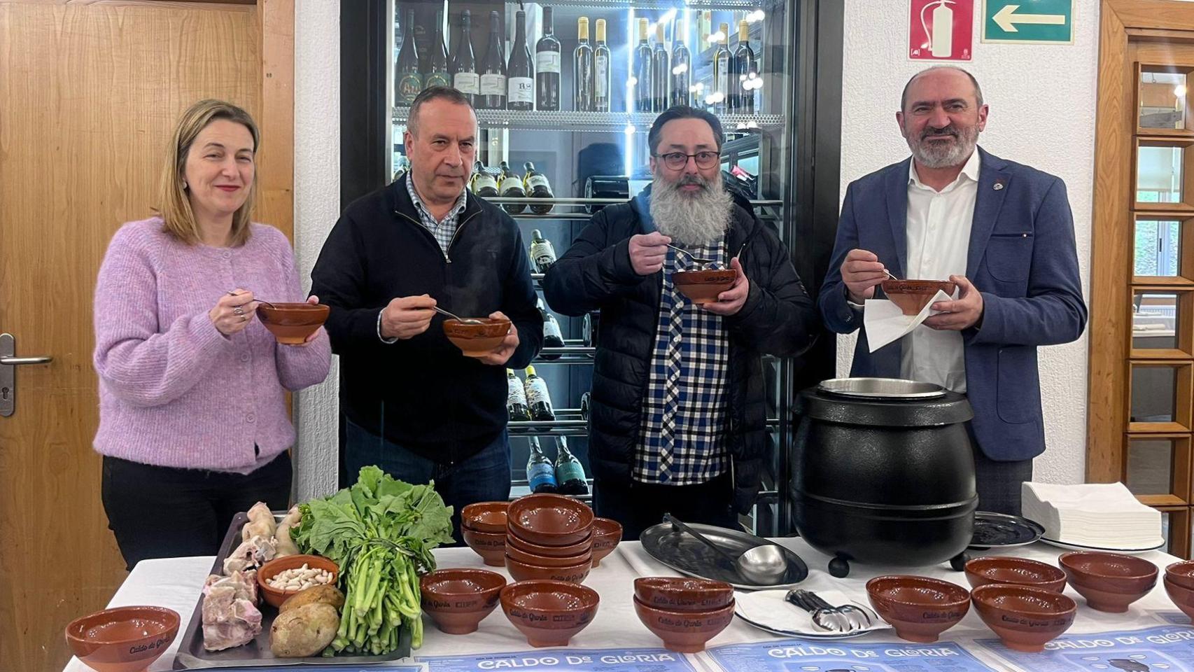 Hostelería y comedores escolares de Santiago celebran el Día de Rosalía con el 'Caldo de Gloria'