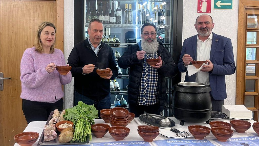 Hostelería y comedores escolares de Santiago celebran el Día de Rosalía con el 'Caldo de Gloria'