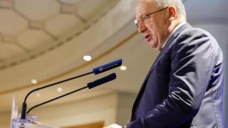 Kubilius alerta de una EuEl comisario europeo de Defensa y Espacio, Andrius Kubilius, protagoniza un desayuno informativo organizado por el Foro de la Nueva Defensa y el Espacio.ropa de “27 ejércitos bonsái” y reclama gastar “más y juntos”