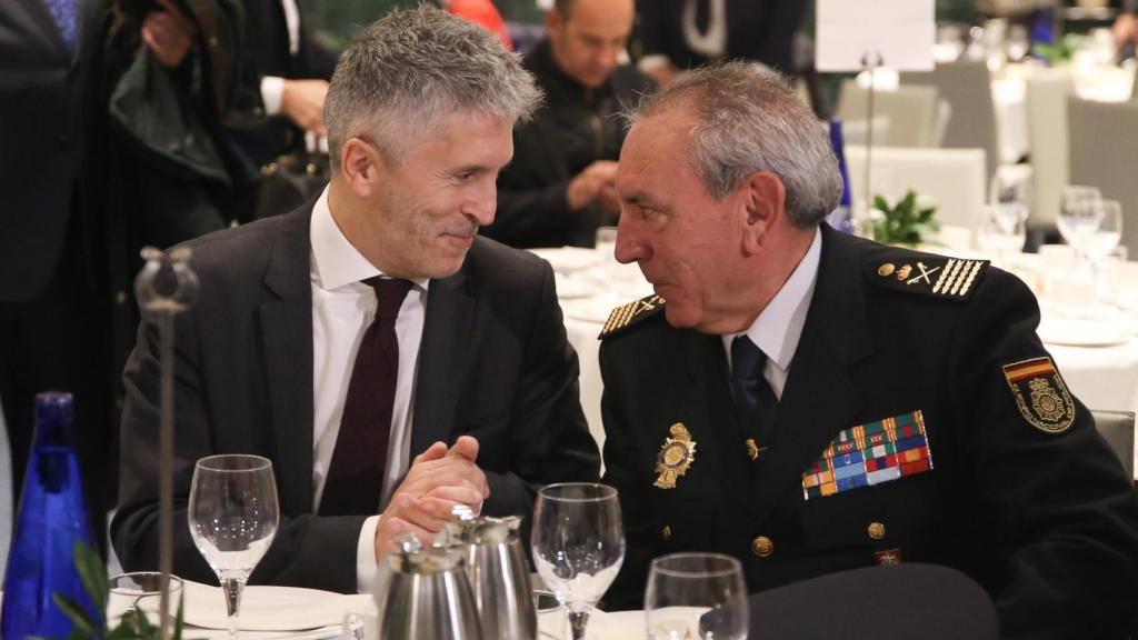 El ministro del Interior, Fernando Grande-Marlaska, junto al ya exDAO de la Policía Nacional, José Ángel González.