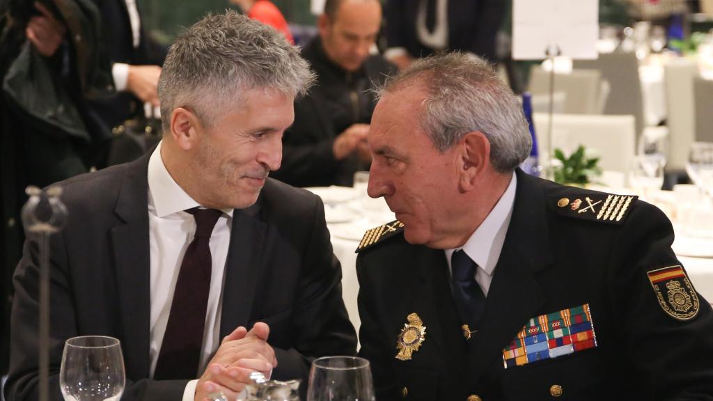El ministro de Interior, Fernando Grande-Marlaska (izquierda) habla con el DAO de la Policía Nacional, José Ángel González, en una imagen de archivo.