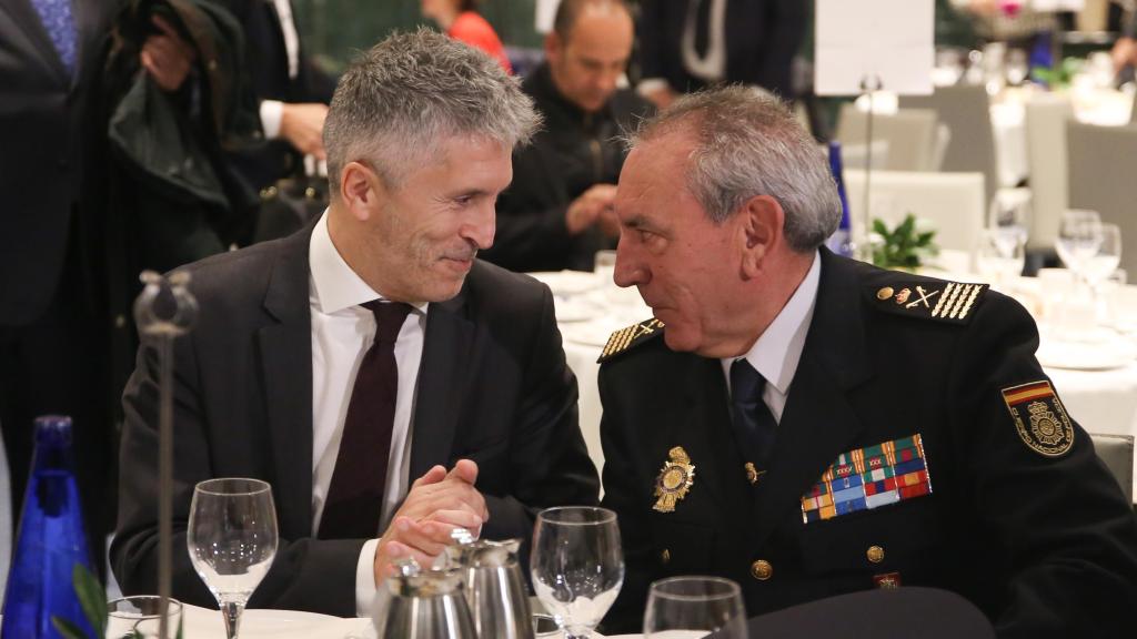 El ministro del Interior, Fernando Grande-Marlaska, junto al ya exDAO de la Policía Nacional, José Ángel González.