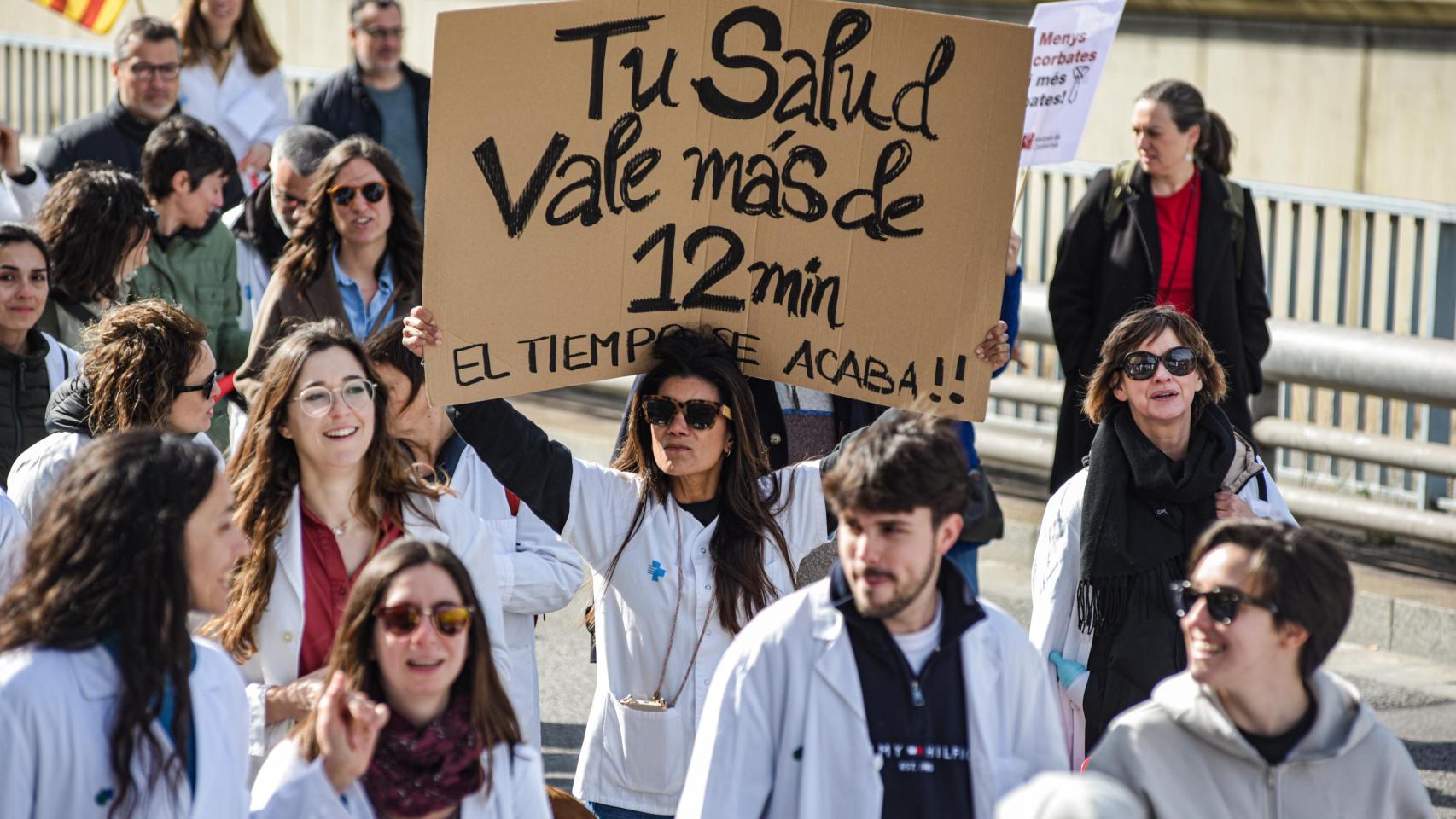 Un momento de la movilización organizada en Barcelona por la huelga de médicos.