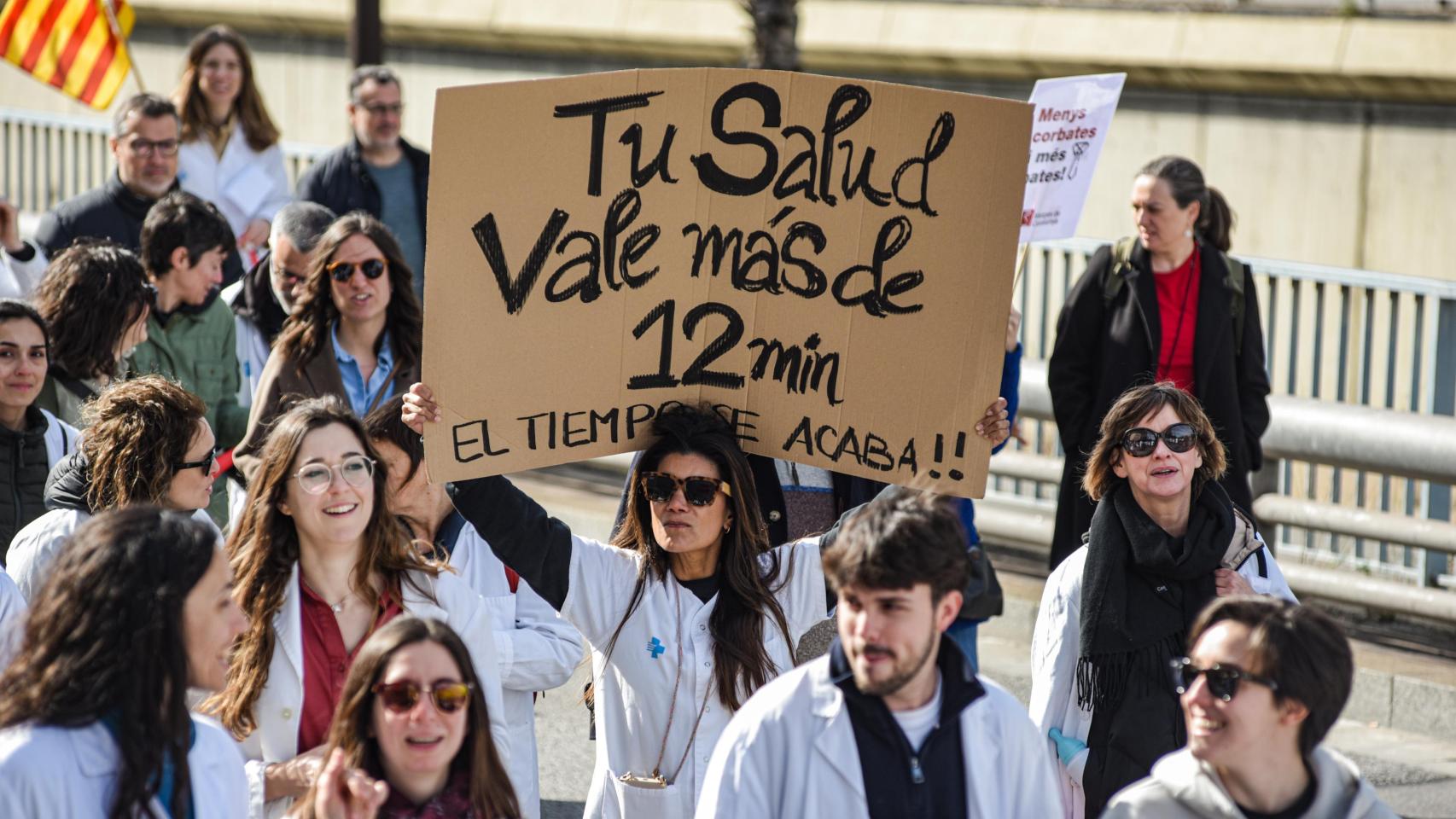 Un momento de la movilización organizada en Barcelona por la huelga de médicos.