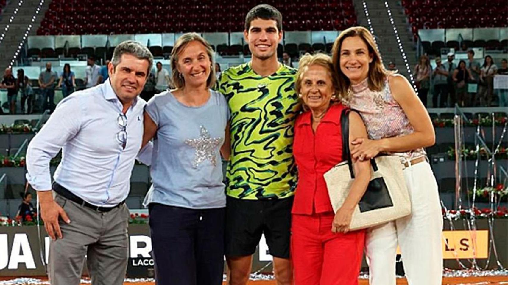 Carlos Alcaraz, junto a su familia.
