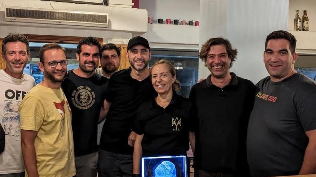 Una imagen de los amigos entregando a MYA su premio.