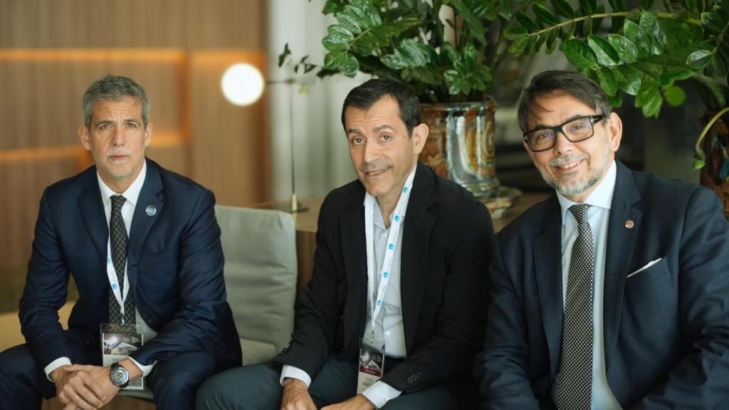 De izquierda a derecha Miguel Ángel Carreras, CEO de AVS; Juan José Martínez, consejero de innovación del Cabildo de Tenerife; Carlos Fernández de la Peña, consejero delegado de Telespazio Ibérica