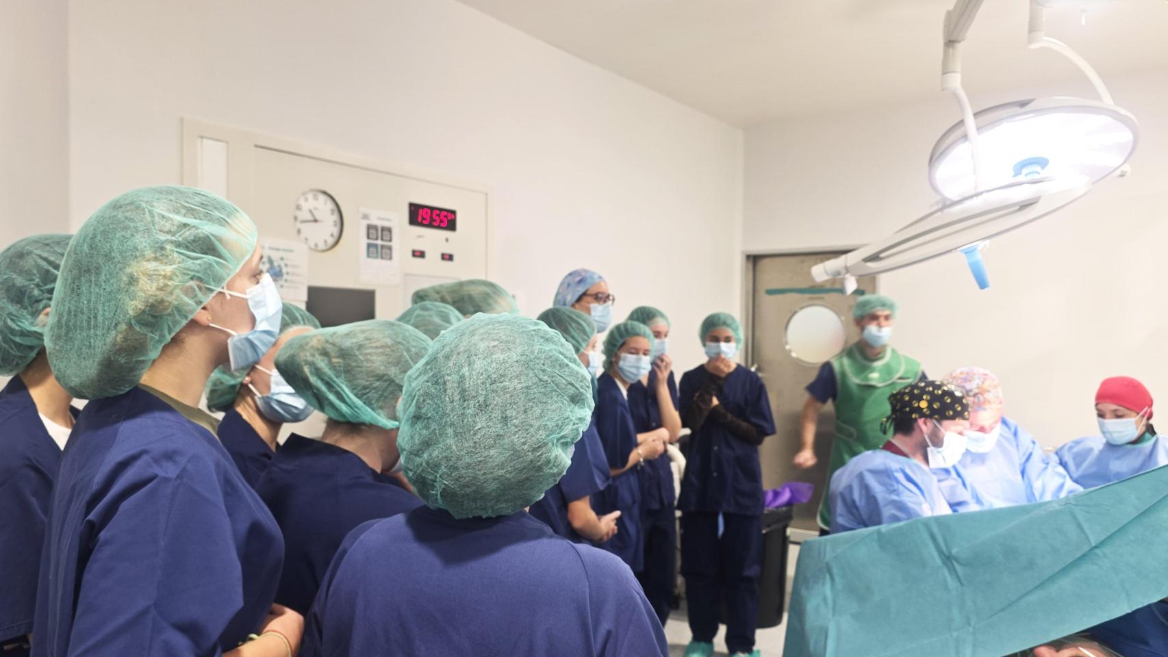 Las jóvenes estudiantes STEM en el quirófano de Quirónsalud Málaga.