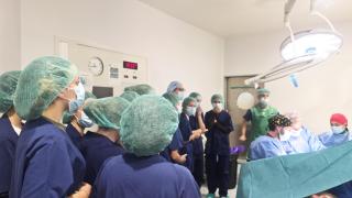 Las jóvenes estudiantes STEM en el quirófano de Quirónsalud Málaga.