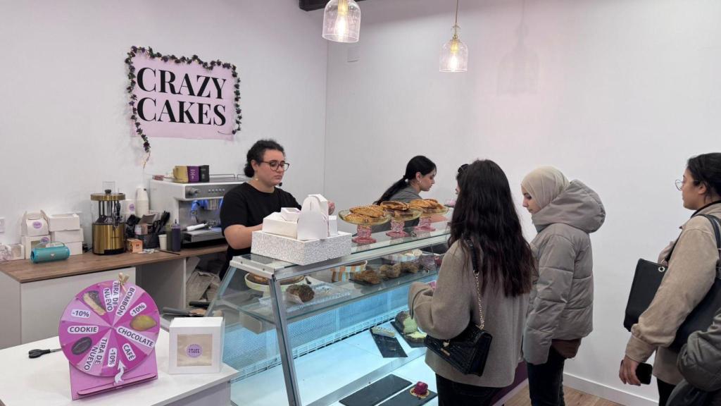Laeticia y Basma atendiendo a unas clientas en la pastelería.