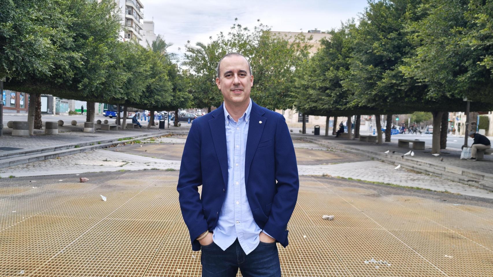 Daniel Cantó, en las fuentes de la plaza España de Alicante.