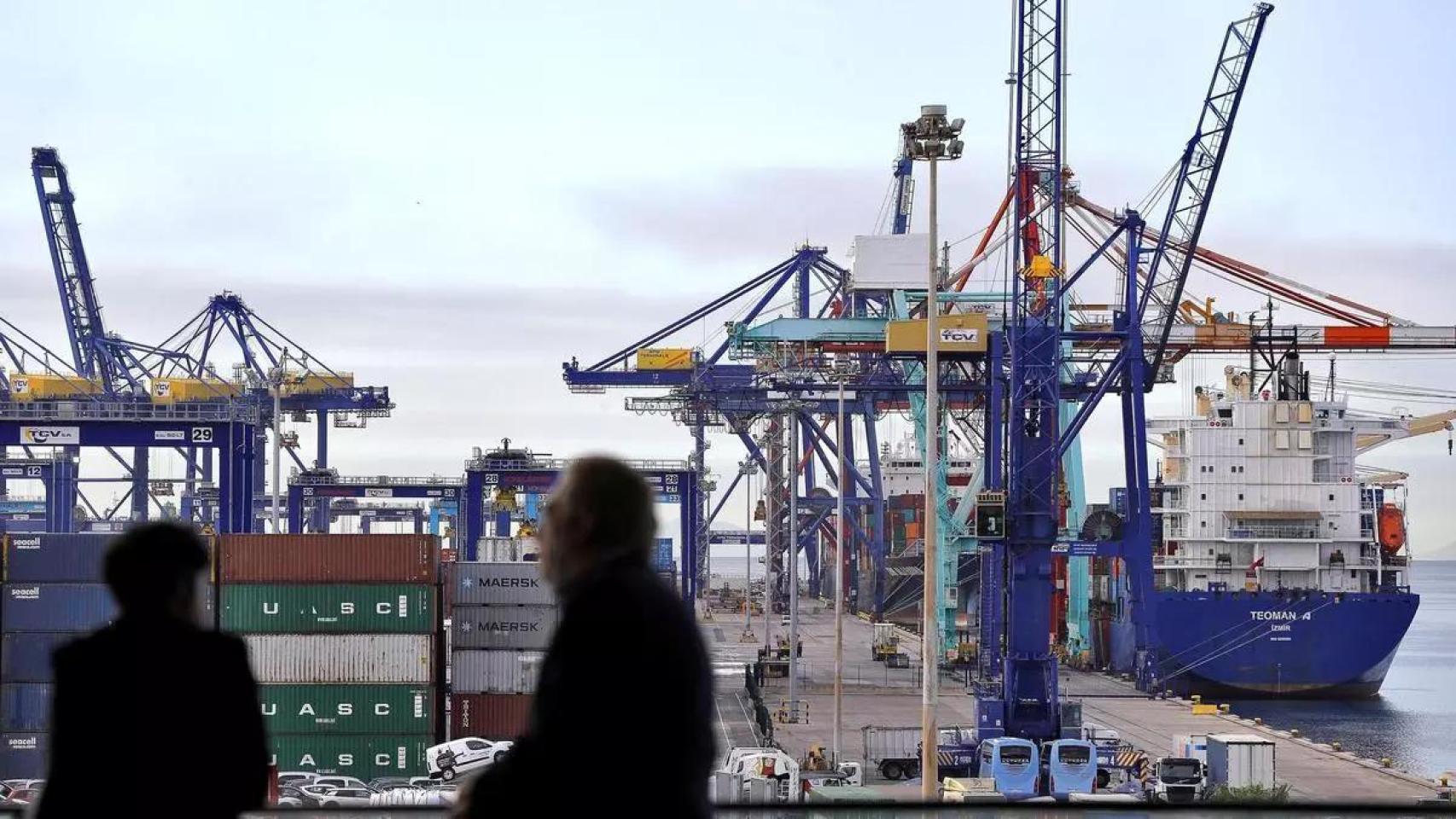 Imagen de contenedores en el Puerto de Valencia. EFE / Manu Bruque